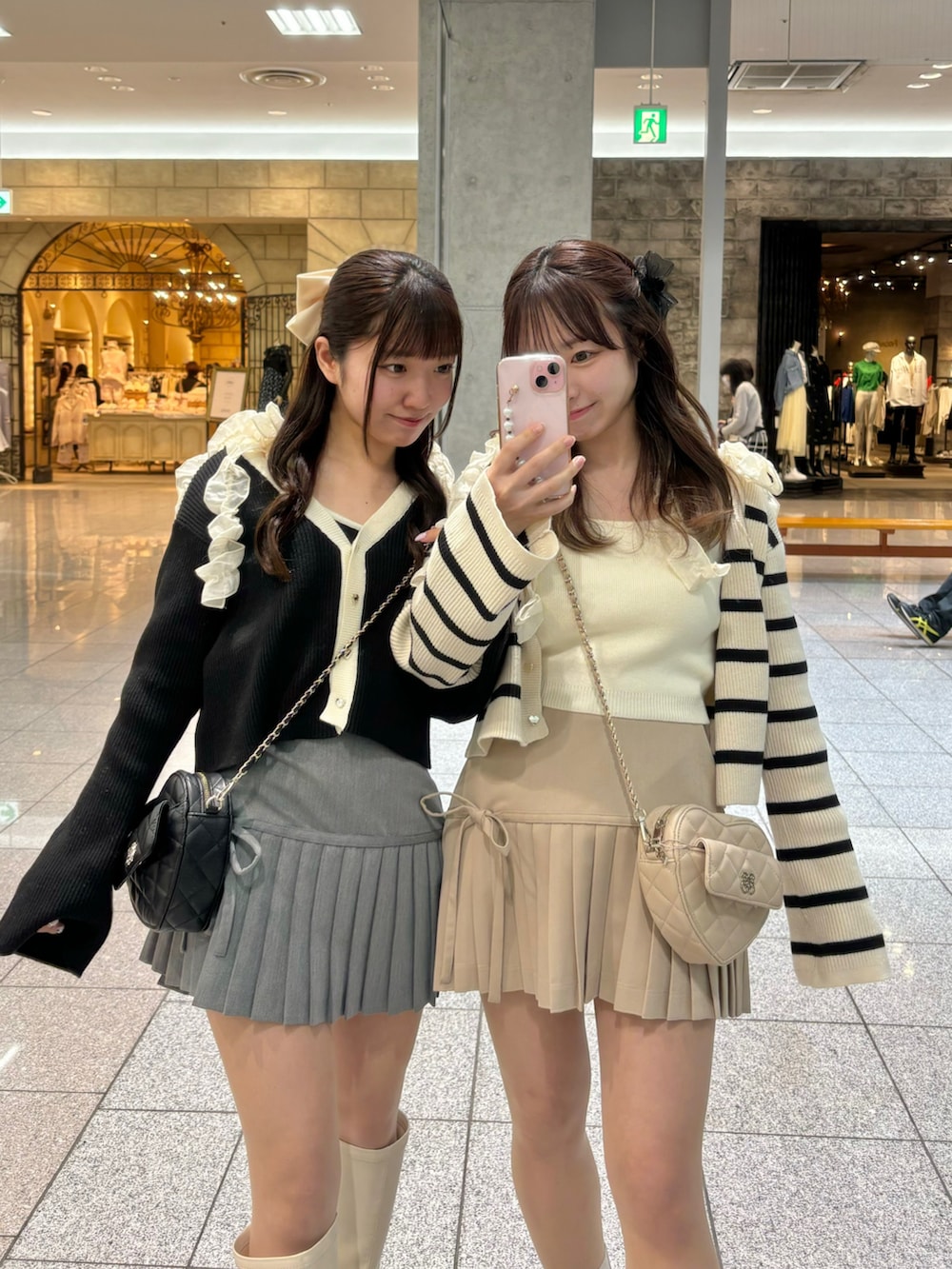 ホワイト系のカーディガン/ボレロ、ホワイト系のキャミソール、ベージュ系のスカートを着用したレディースの冬コーディネートの2枚目の写真