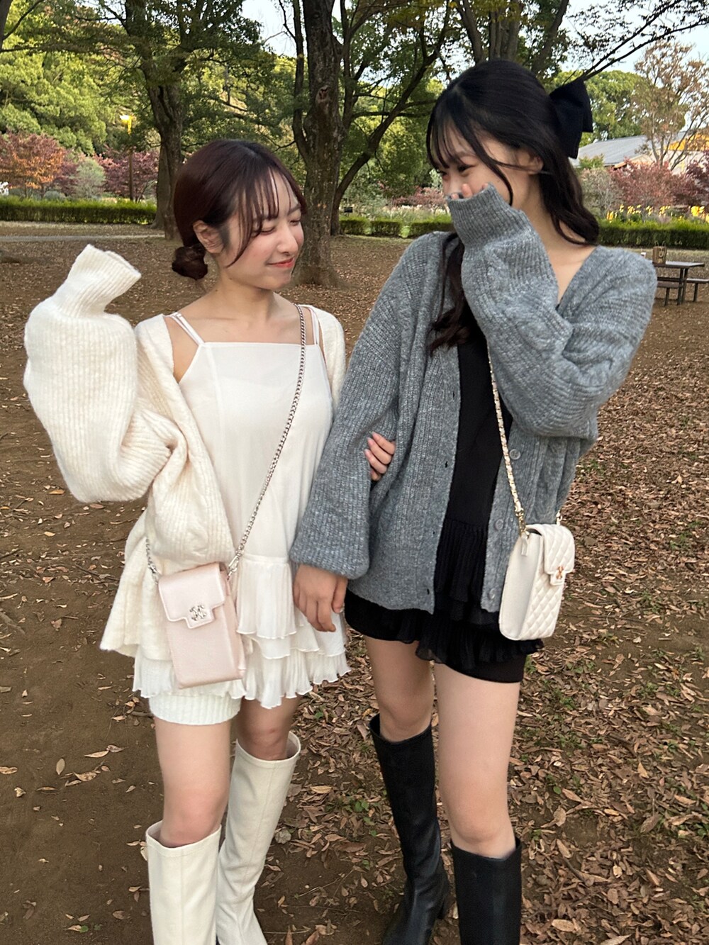 ホワイト系のワンピース、ホワイト系のブーツを着用したレディースの秋コーディネートの2枚目の写真