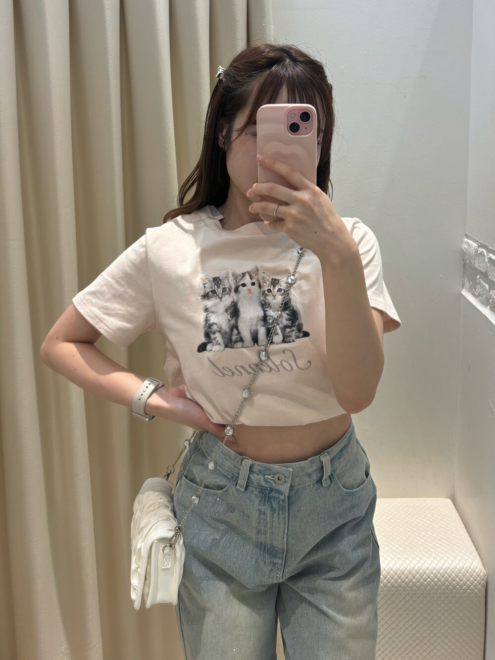 ピンク系のTシャツ/カットソー、ブルー系のデニムパンツ、ホワイト系のサンダルを着用したレディースの夏コーディネートの2枚目の写真