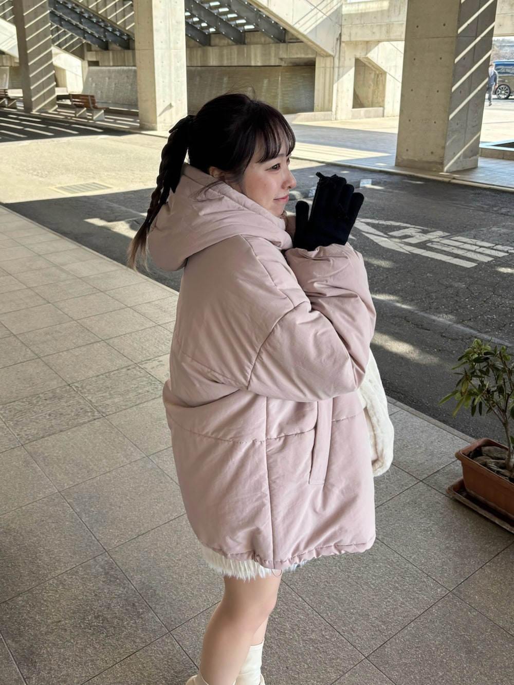 「ナイスクラップ、nice claup、one after another NICE CLAUP、ダウンジャケット、ダウン、アウター、アウターコーデ、低身長、低身長コーデ、骨格ストレート、ガーリー、ガーリーコーデ、カジュアルガーリー、ピンクコーデ、ヘアアレンジ」｜「one after another NICE CLAUPの【フード取り外し可能】ミドルフェイクダウンジャケット（ダウンジャケット/コート、ピンク系）」を使った、e r iさん（レディース・151cm）の冬コーディネートの3枚目の写真