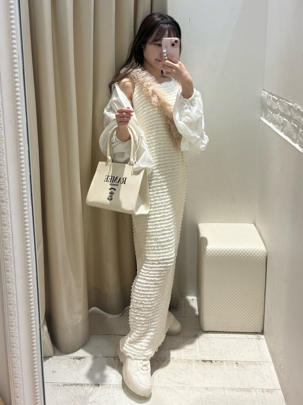 ホワイト系のワンピース、ホワイト系のマウンテンパーカー、ホワイト系のトートバッグを着用したレディースの春コーディネートの2枚目の写真