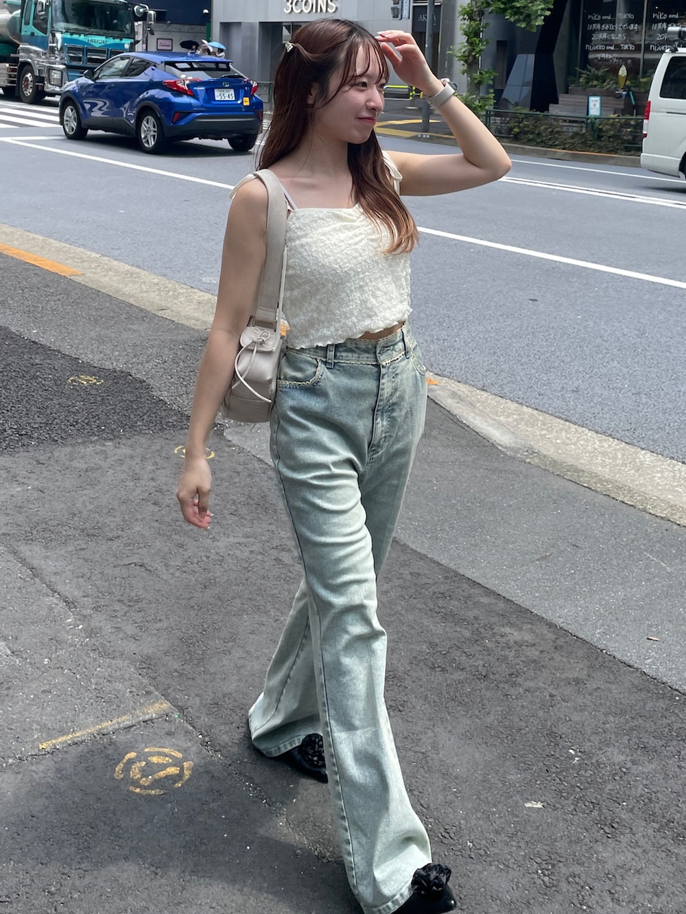 ホワイト系のカーディガン/ボレロ、ブルー系のデニムパンツ、ブラック系のパンプスを着用したレディースの夏コーディネートの3枚目の写真