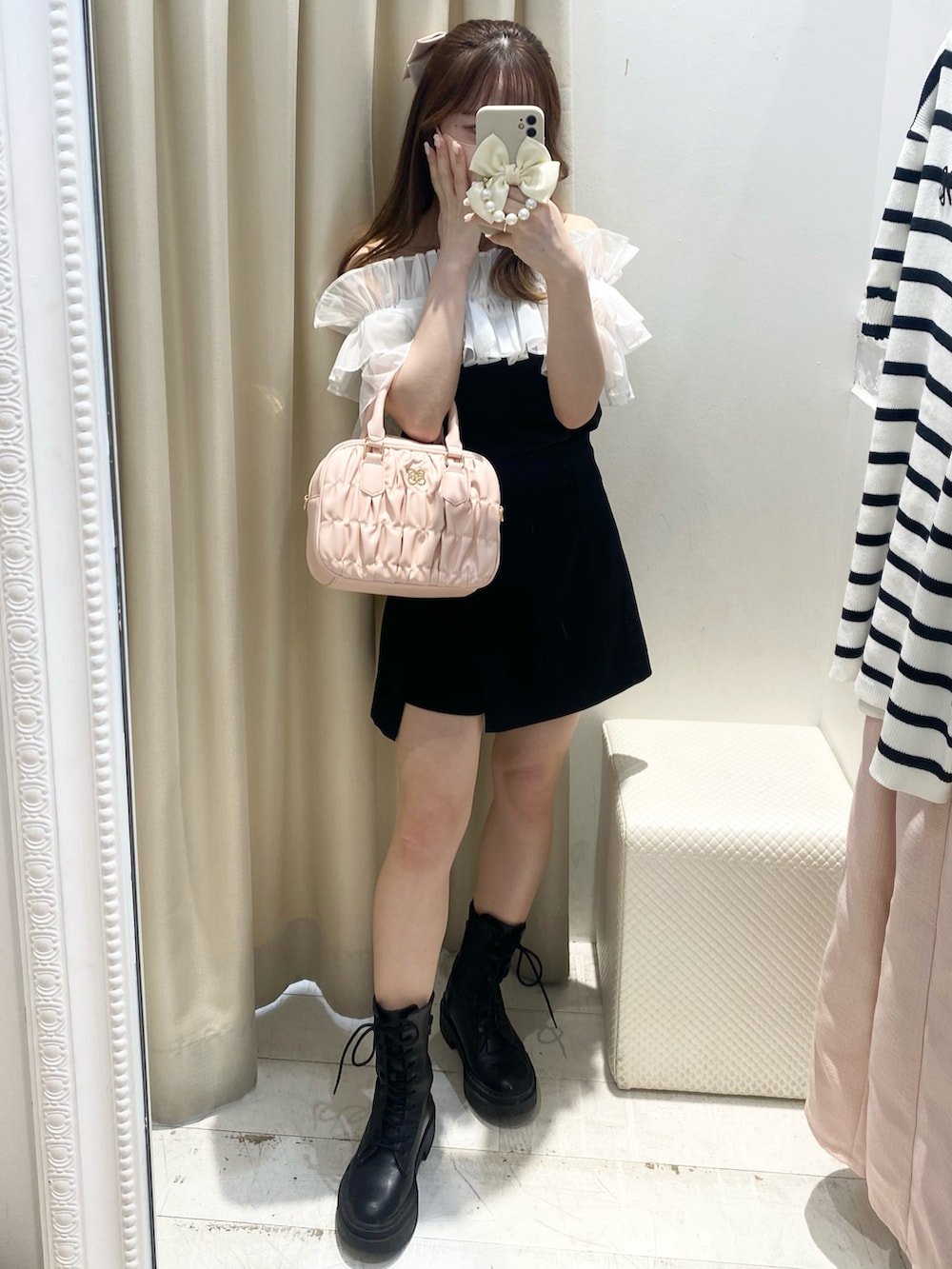 ブラック系のシャツ/ブラウス、ブラック系のその他パンツ、ピンク系のボストンバッグを着用したレディースの春コーディネートの2枚目の写真