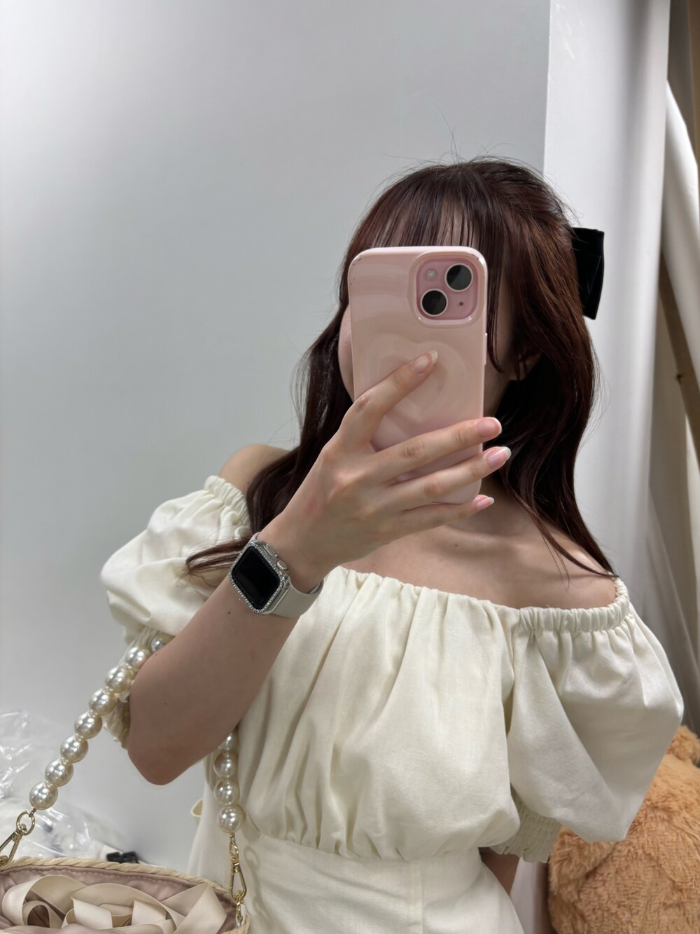 ホワイト系のワンピース、ホワイト系のサンダル、ホワイト系のかごバッグを着用したレディースの春コーディネートの5枚目の写真