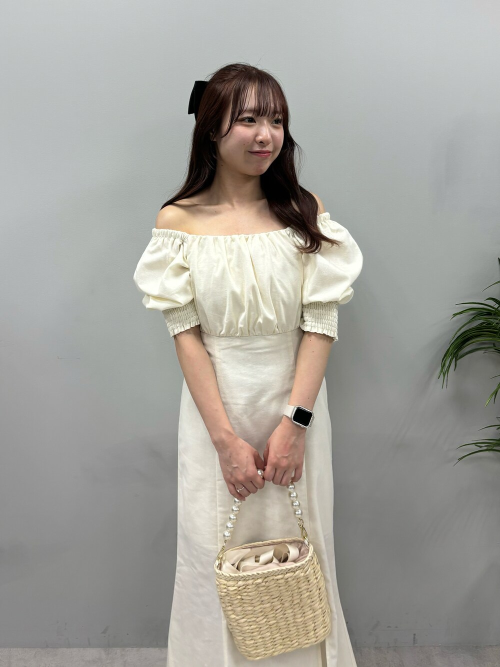 ホワイト系のワンピース、ホワイト系のサンダル、ホワイト系のかごバッグを着用したレディースの春コーディネートの4枚目の写真