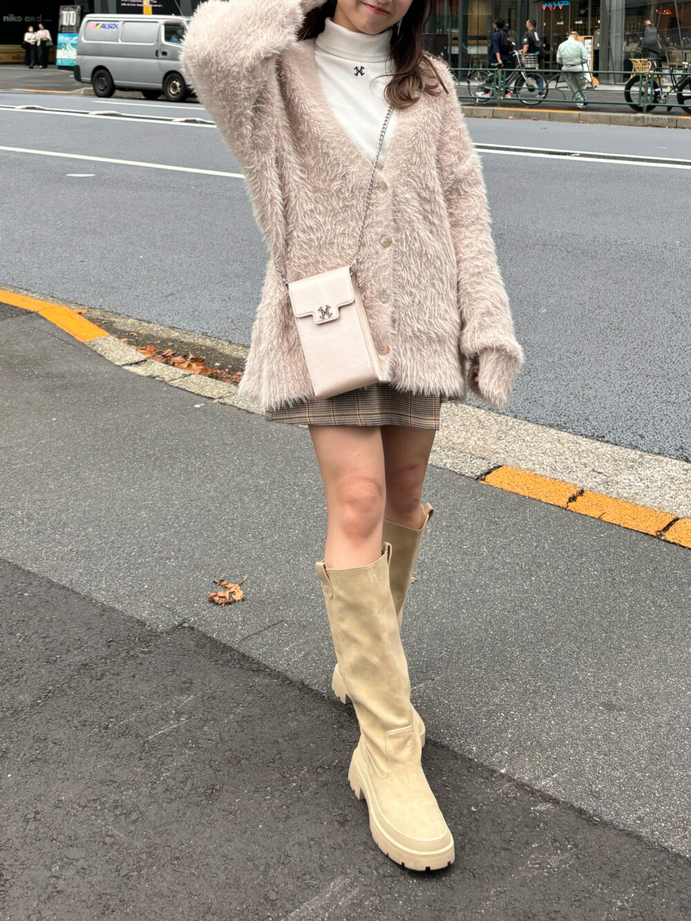 ベージュ系のカーディガン/ボレロを着用したレディースの秋コーディネートの2枚目の写真