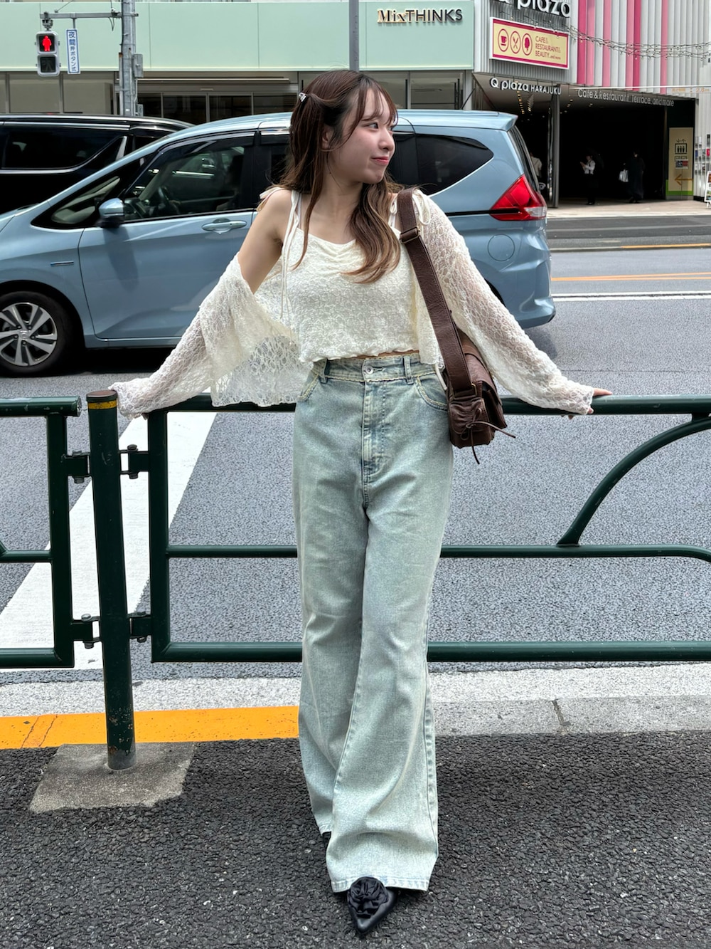 ホワイト系のカーディガン/ボレロ、ブルー系のデニムパンツ、ブラック系のパンプスを着用したレディースの夏コーディネートの2枚目の写真