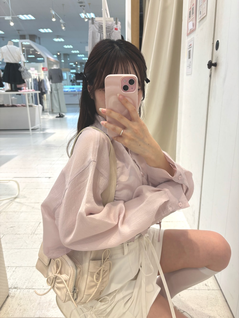 ピンク系のシャツ/ブラウス、ホワイト系のスカート、ホワイト系のショルダーバッグを着用したレディースの夏コーディネートの4枚目の写真