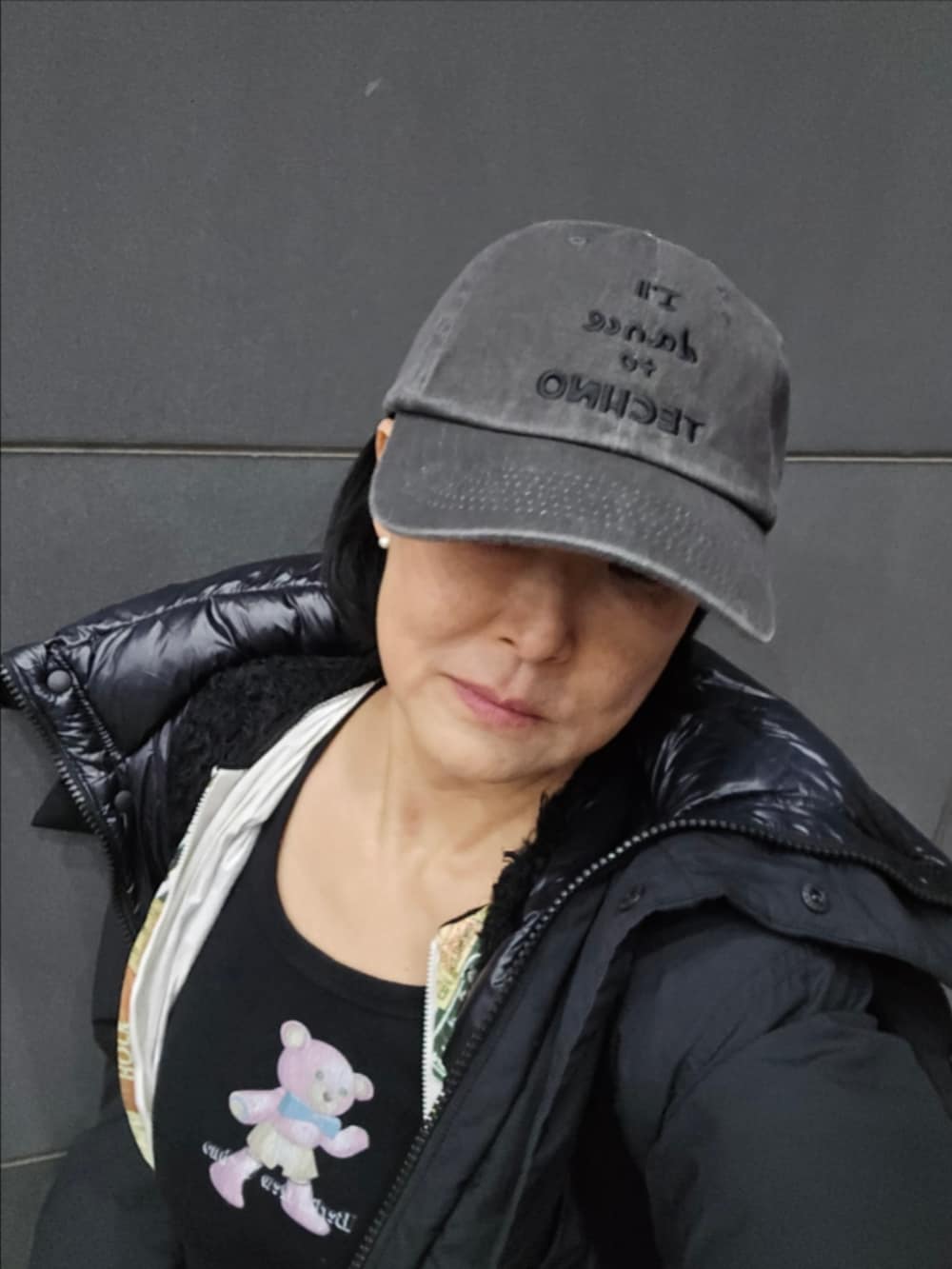 「真冬のあったかスタイル、大人コーデ、お洒落さんとつながりたい、きれいめカジュアル、韓国ブランド、韓国ファッション、韓国コーデ、韓国系」｜「XIyoballのアイテム（キャップ、グレー系）」を使った、MYMさん（レディース・164cm）の冬コーディネートの2枚目の写真