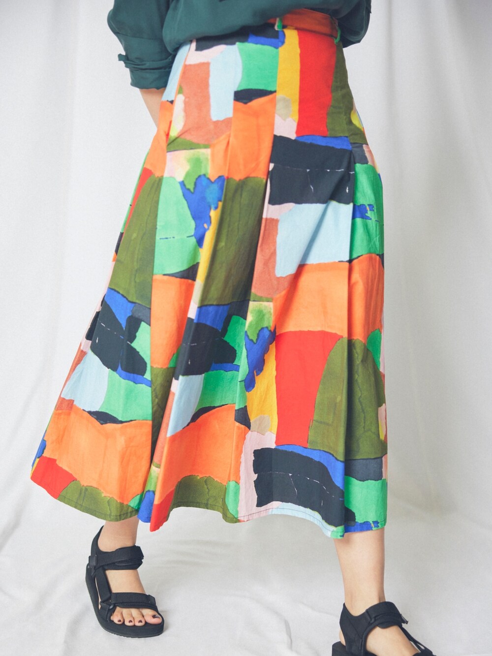 ホワイト系のTシャツ/カットソー、グリーン系のシャツ/ブラウス、ブラック系のサンダルを着用したレディースの夏コーディネートの4枚目の写真