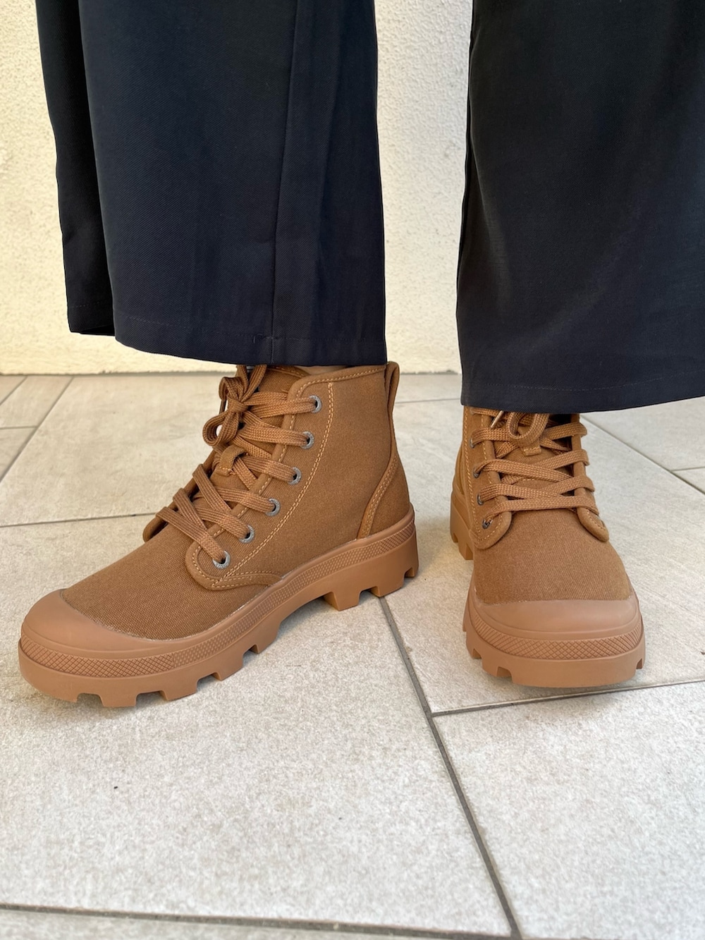 ブラウン系のマウンテンパーカー、ブラック系のその他パンツ、ブラウン系のスニーカーを着用したレディースの春コーディネートの3枚目の写真