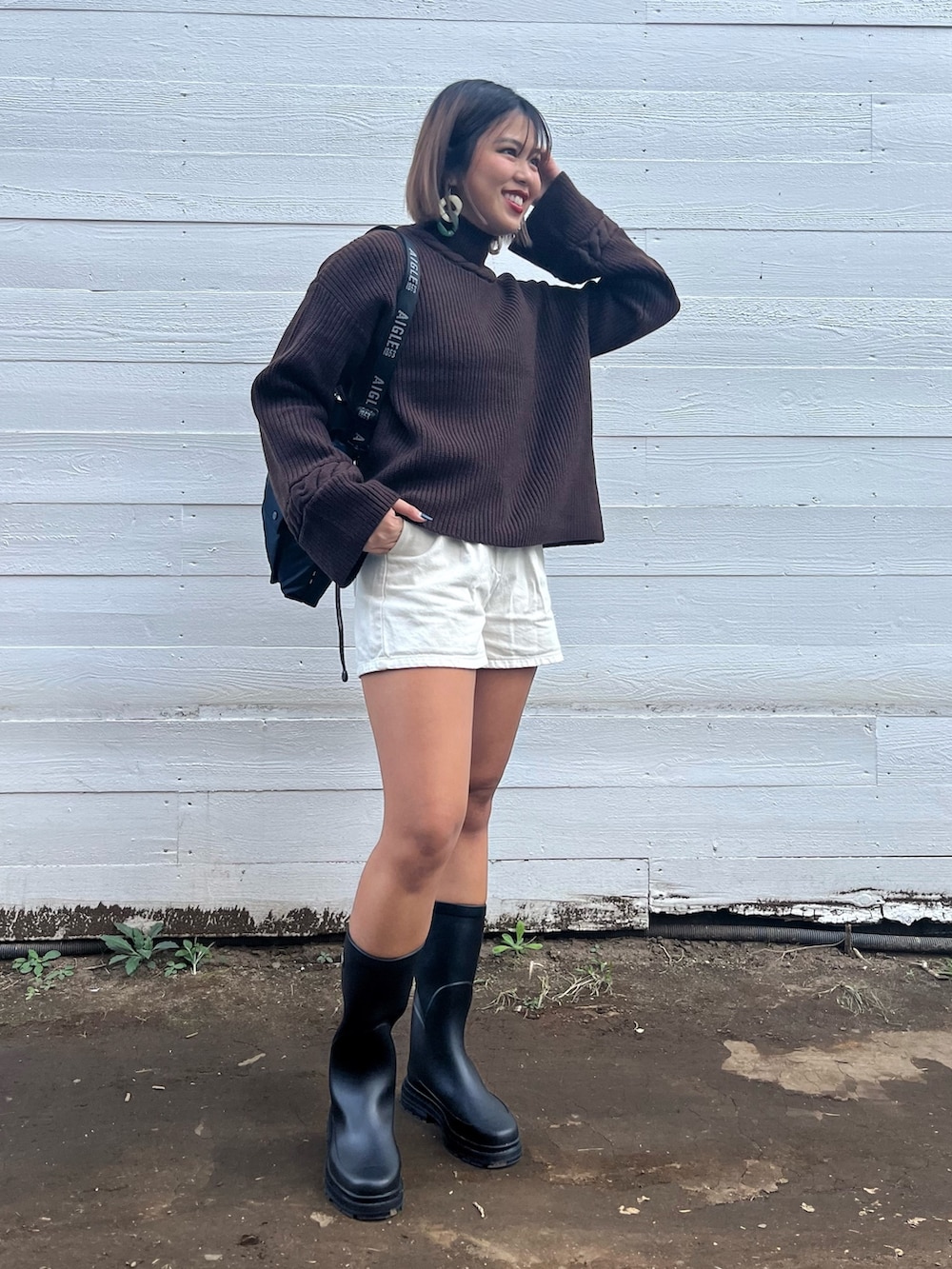 ブラウン系のニット/セーター、グリーン系のダウンジャケット/コートを着用したレディースの秋コーディネートの3枚目の写真