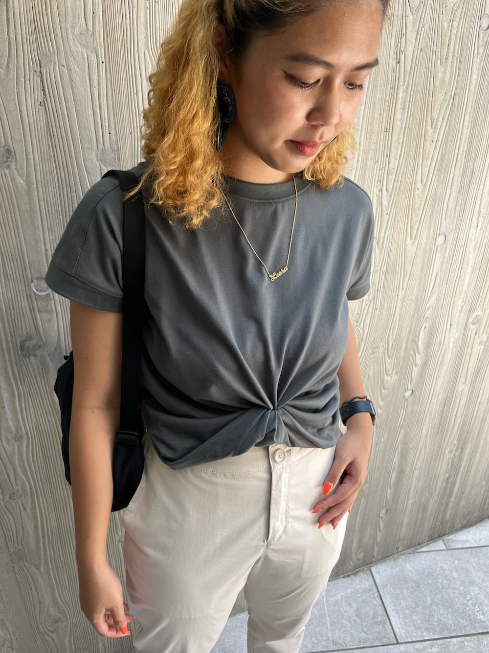 ブラック系のショルダーバッグ、グリーン系のTシャツ/カットソー、ホワイト系のその他パンツを着用したレディースの夏コーディネートの2枚目の写真