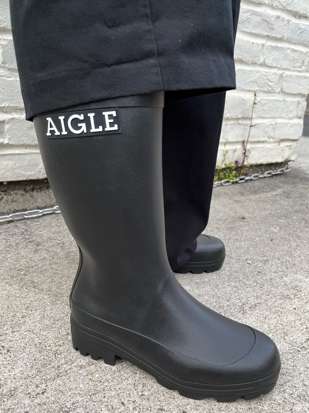 その他のナイロンジャケット、ブラック系のシャツ/ブラウス、ブラック系のレインシューズを着用したレディースの春コーディネートの5枚目の写真