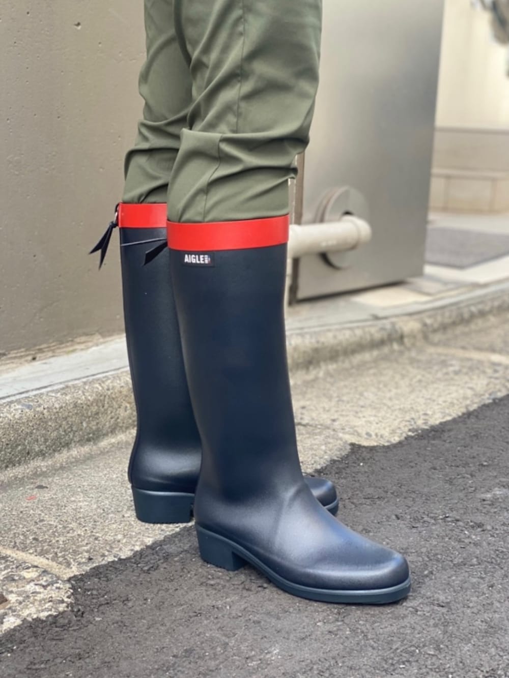 ホワイト系のTシャツ/カットソー、ブルー系のレインシューズ、グリーン系のその他パンツを着用したレディースの秋コーディネートの2枚目の写真