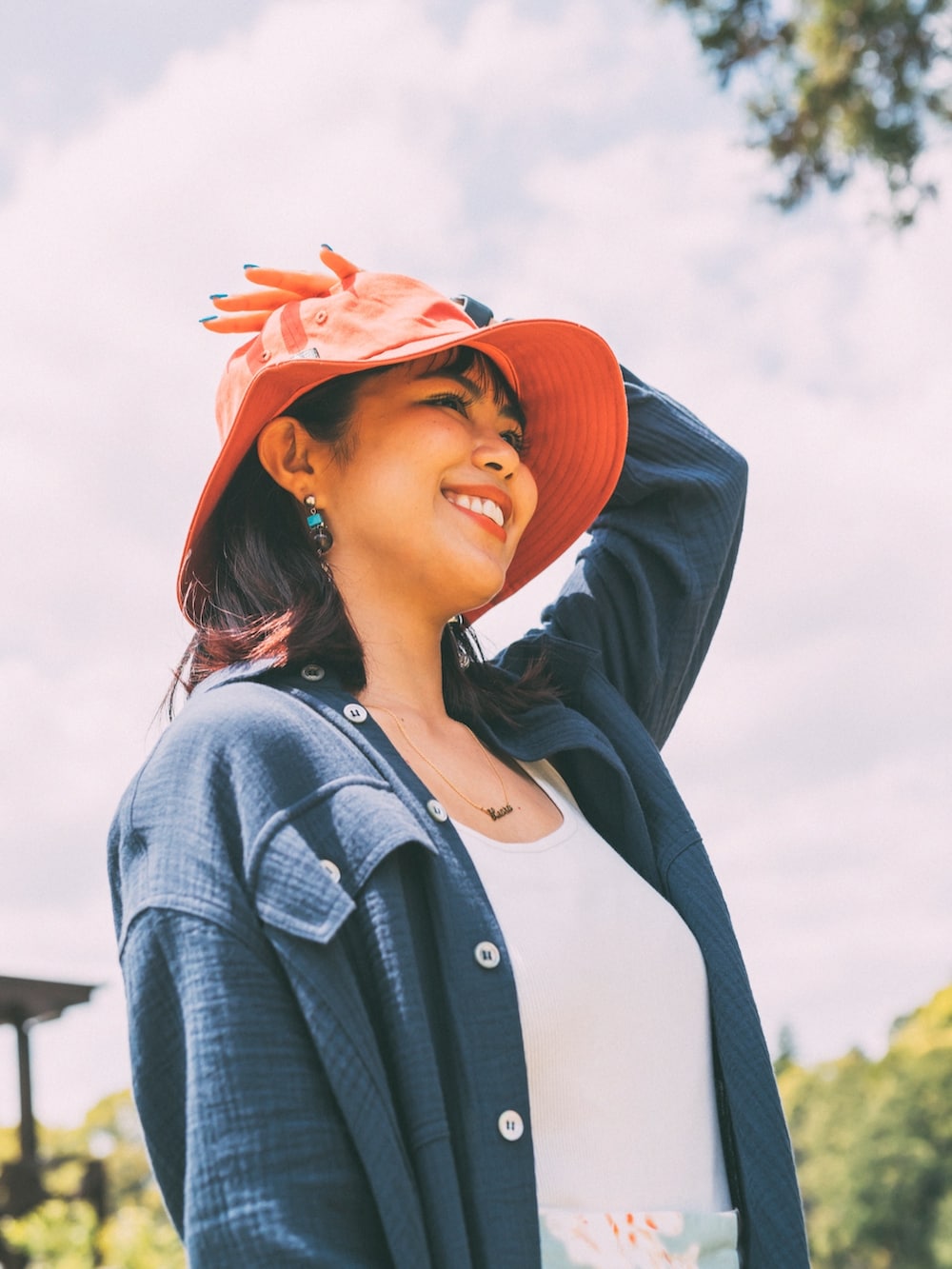 ブルー系のシャツワンピース、グリーン系のその他パンツ、ブラック系のサンダルを着用したレディースの春コーディネートの3枚目の写真