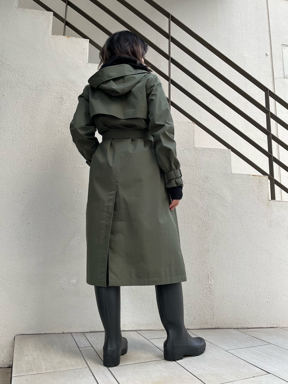 ブラック系のレインシューズ、ブラック系のその他パンツ、ブラック系のニット/セーターを着用したレディースの冬コーディネートの4枚目の写真