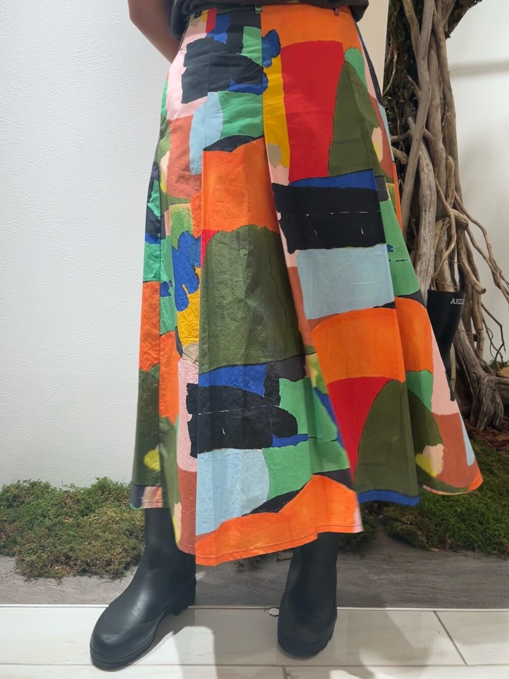 ブラック系のレインシューズを着用したレディースの夏コーディネートの3枚目の写真