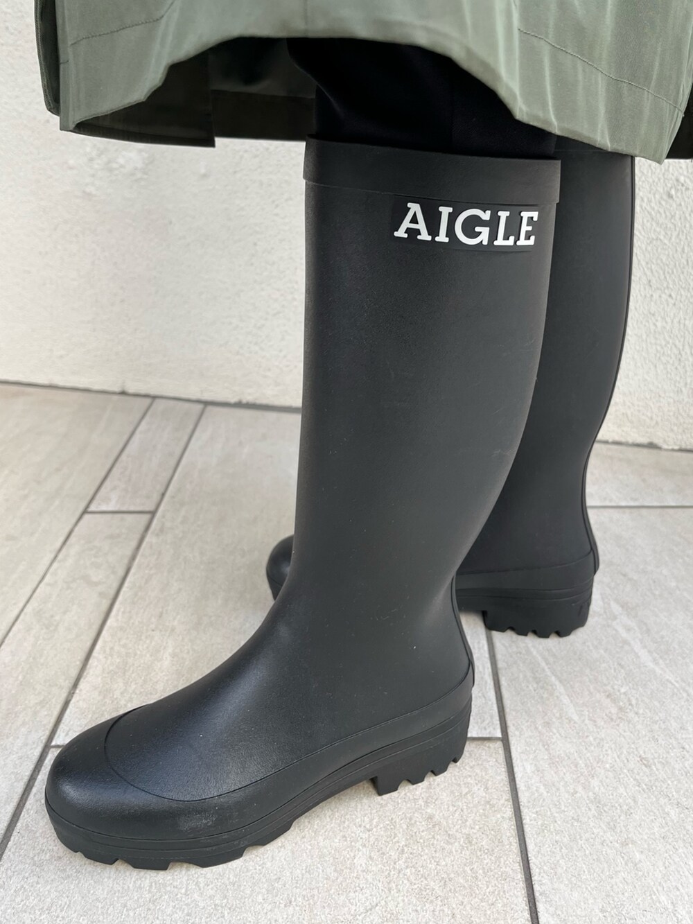 ブラック系のレインシューズ、ブラック系のその他パンツ、ブラック系のニット/セーターを着用したレディースの冬コーディネートの5枚目の写真