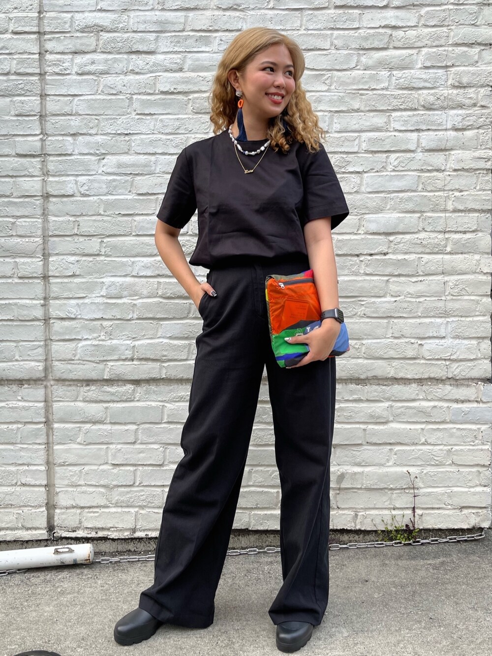 その他のナイロンジャケット、ブラック系のシャツ/ブラウス、ブラック系のレインシューズを着用したレディースの春コーディネートの3枚目の写真