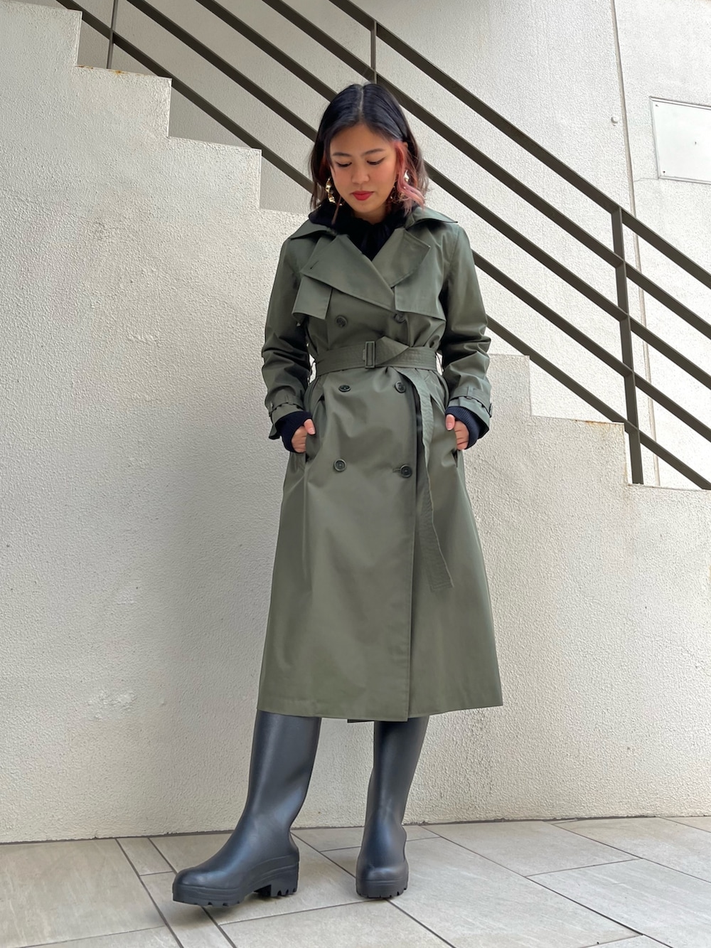 ブラック系のレインシューズ、ブラック系のその他パンツ、ブラック系のニット/セーターを着用したレディースの冬コーディネートの2枚目の写真