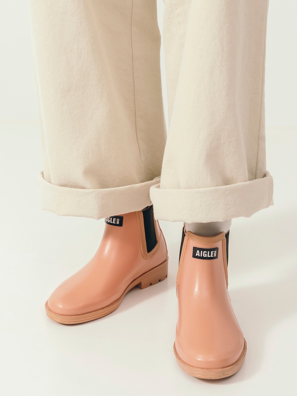 グリーン系のTシャツ/カットソー、ホワイト系のその他パンツ、ピンク系のレインシューズを着用したレディースの冬コーディネートの5枚目の写真