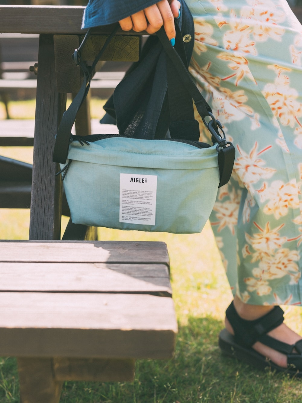 ブルー系のシャツワンピース、グリーン系のその他パンツ、ブラック系のサンダルを着用したレディースの春コーディネートの2枚目の写真