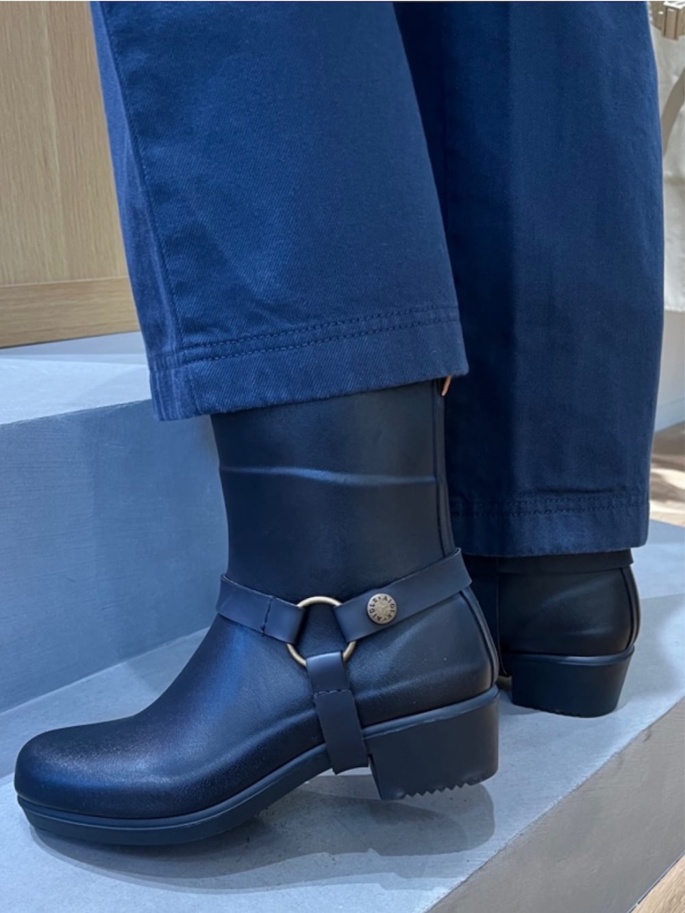 ホワイト系のその他パンツ、ブルー系のレインシューズを着用したレディースの冬コーディネートの4枚目の写真