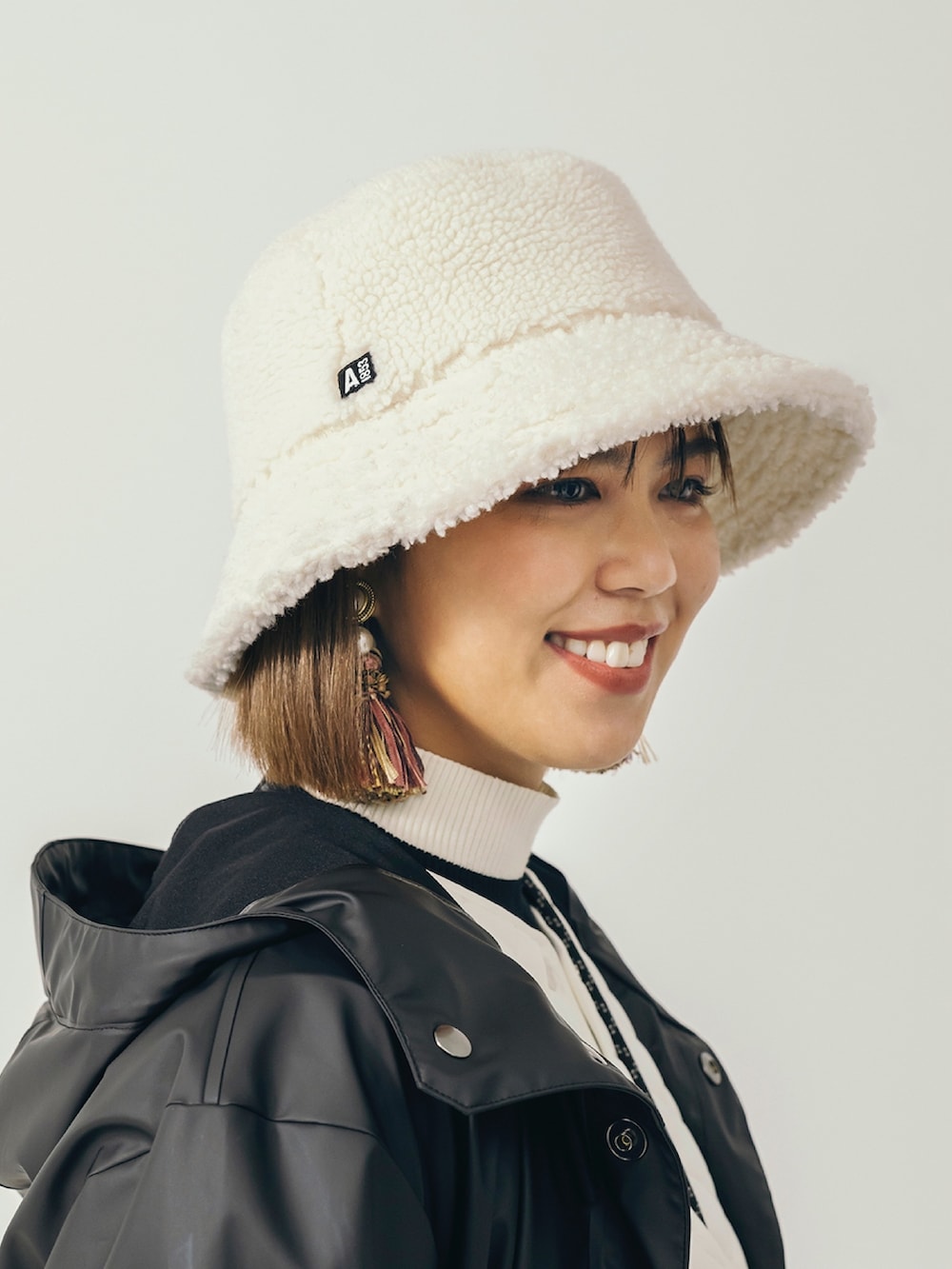 ブラック系のレインシューズ、ブラック系のショルダーバッグ、ブラック系のその他パンツを着用したレディースの冬コーディネートの3枚目の写真