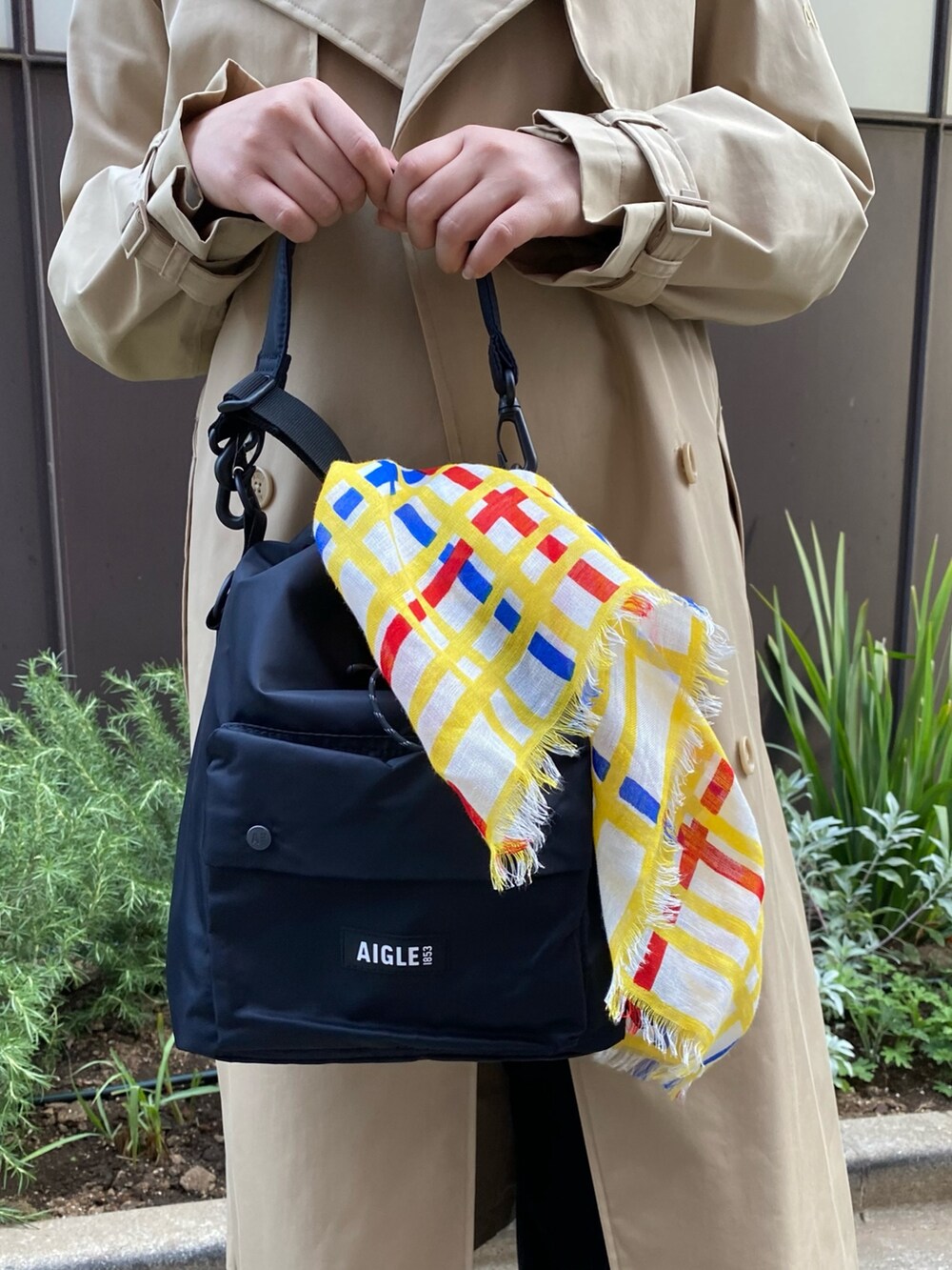 ブラック系のその他パンツ、ブラック系のショルダーバッグ、ベージュ系のトレンチコートを着用したレディースの春コーディネートの7枚目の写真