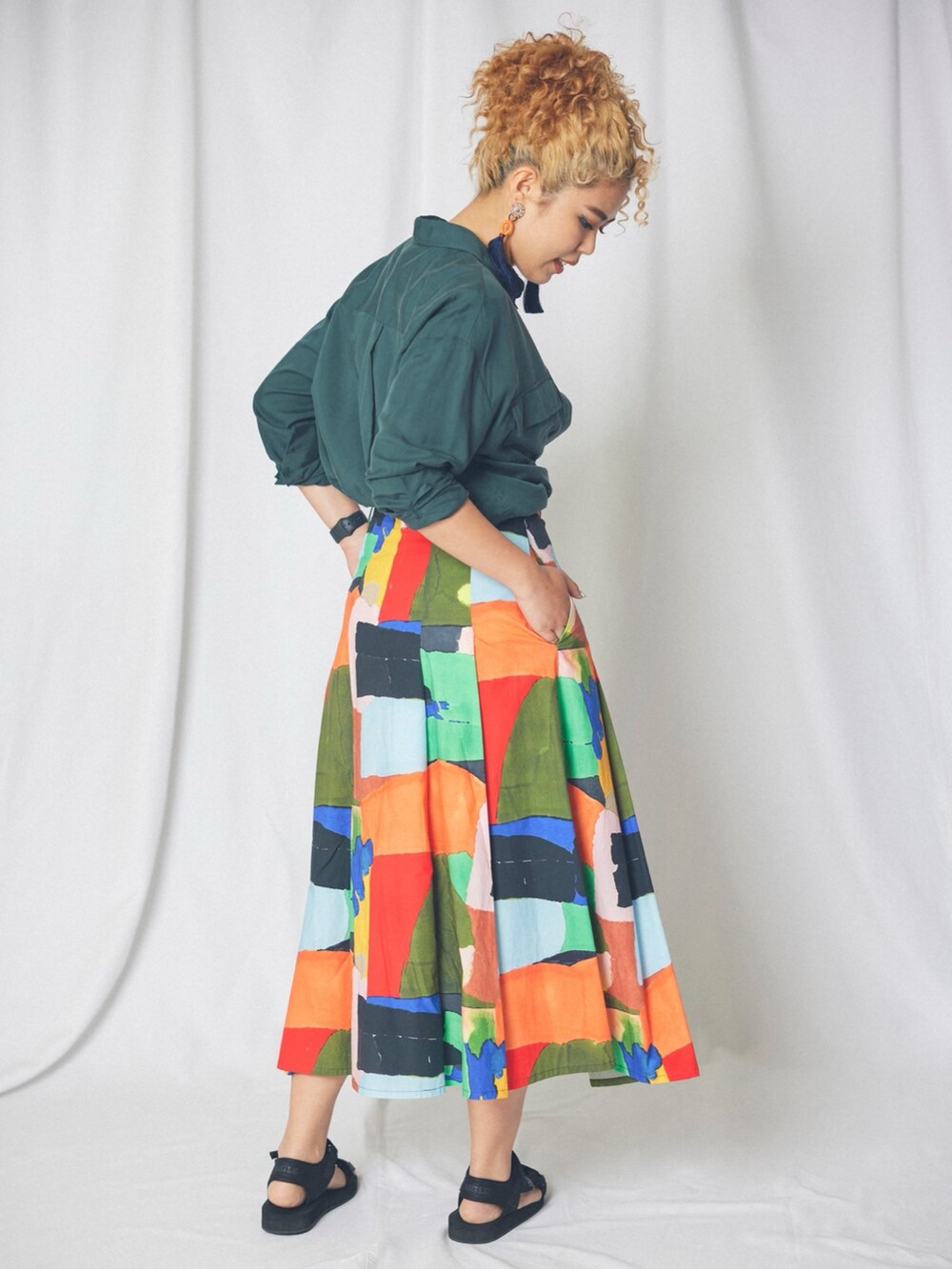 ホワイト系のTシャツ/カットソー、グリーン系のシャツ/ブラウス、ブラック系のサンダルを着用したレディースの夏コーディネートの2枚目の写真