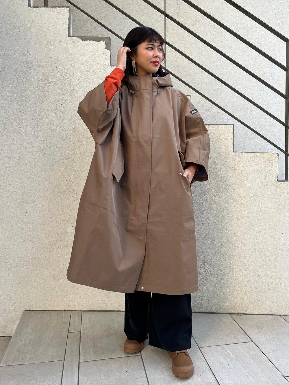 ブラウン系のマウンテンパーカー、ブラック系のその他パンツ、ブラウン系のスニーカーを着用したレディースの春コーディネートの2枚目の写真