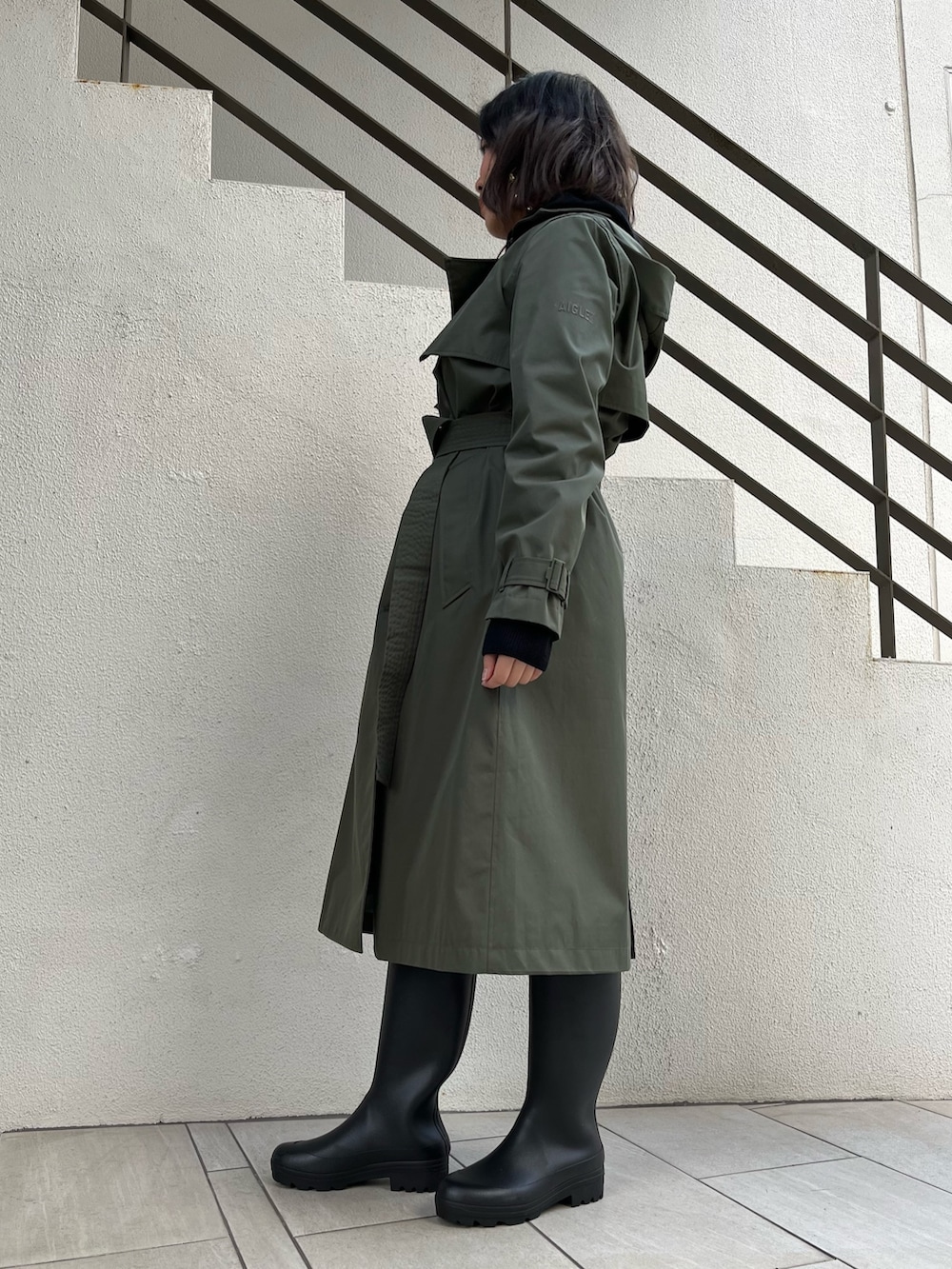 ブラック系のレインシューズ、ブラック系のその他パンツ、ブラック系のニット/セーターを着用したレディースの冬コーディネートの3枚目の写真