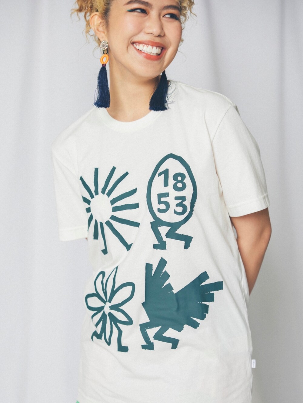 ホワイト系のTシャツ/カットソー、グリーン系のシャツ/ブラウス、ブラック系のサンダルを着用したレディースの夏コーディネートの3枚目の写真