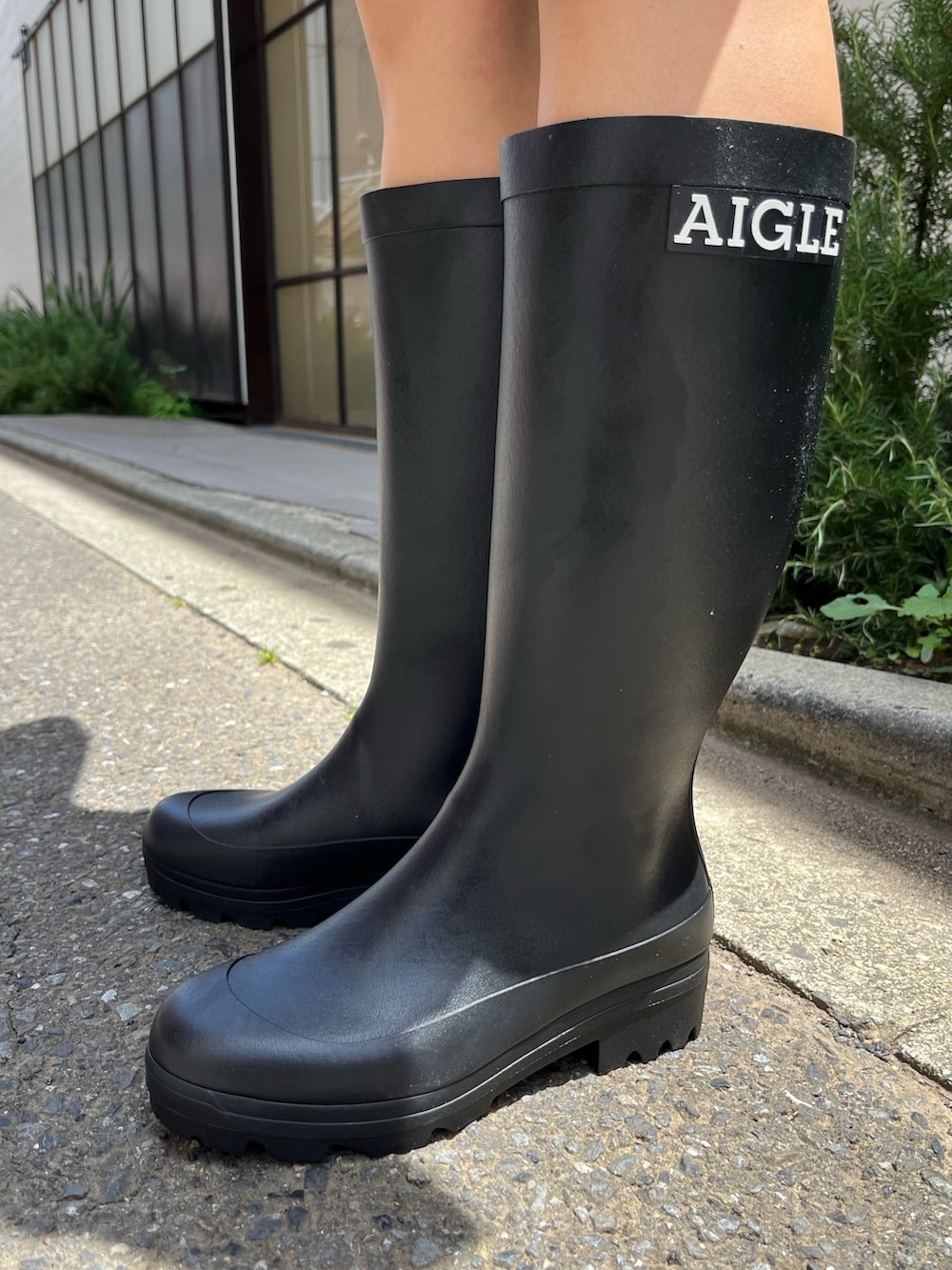 グリーン系のその他パンツ、ブラック系のレインシューズ、ベージュ系のシャツ/ブラウスを着用したレディースの夏コーディネートの3枚目の写真