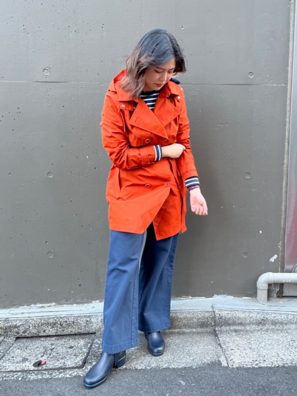 ホワイト系のその他パンツ、ブルー系のレインシューズを着用したレディースの冬コーディネートの2枚目の写真