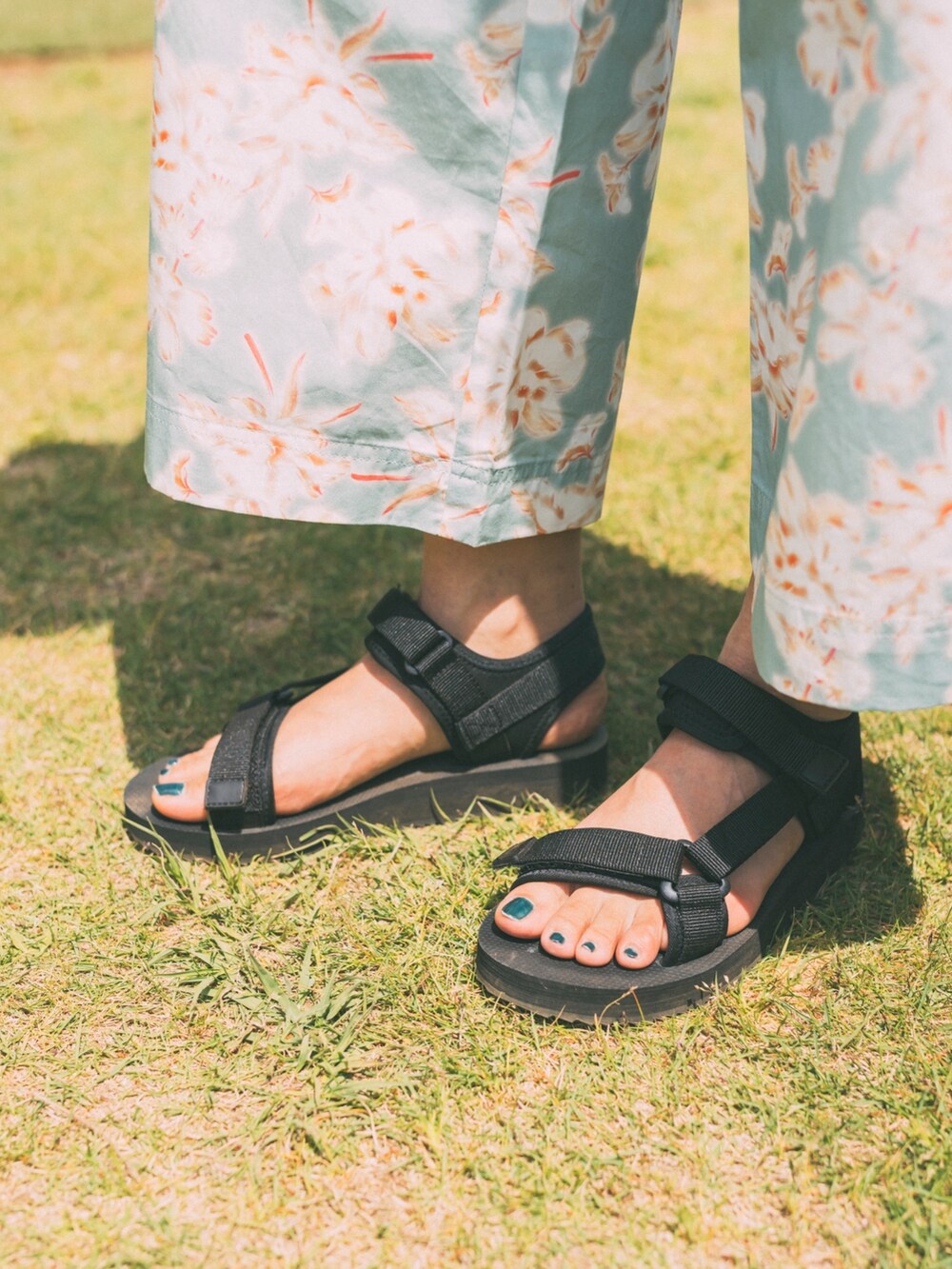 ブルー系のシャツワンピース、グリーン系のその他パンツ、ブラック系のサンダルを着用したレディースの春コーディネートの4枚目の写真