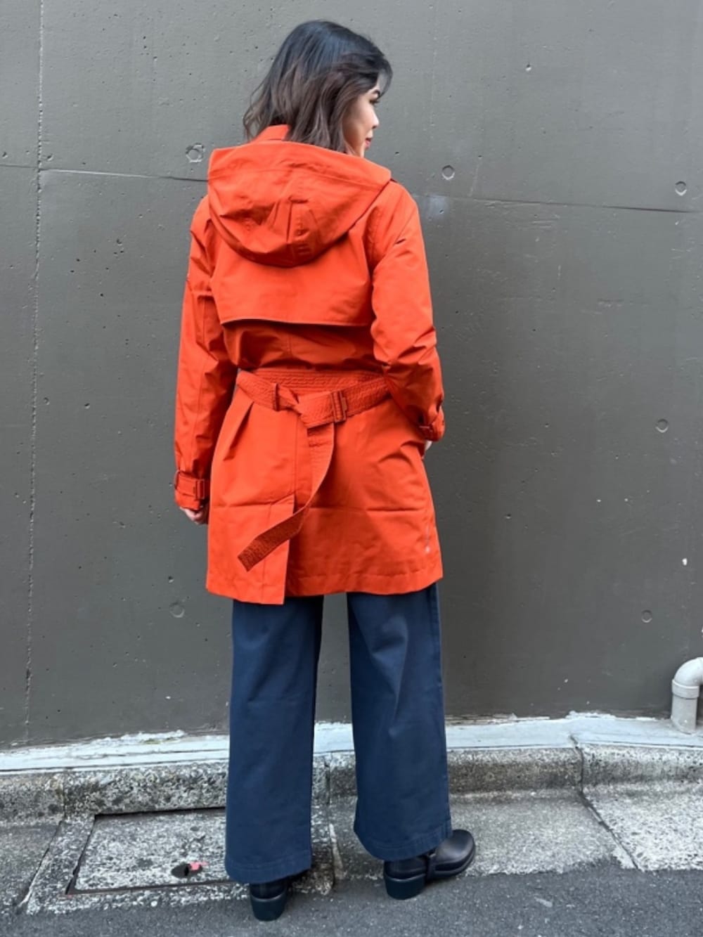 ホワイト系のその他パンツ、ブルー系のレインシューズを着用したレディースの冬コーディネートの3枚目の写真