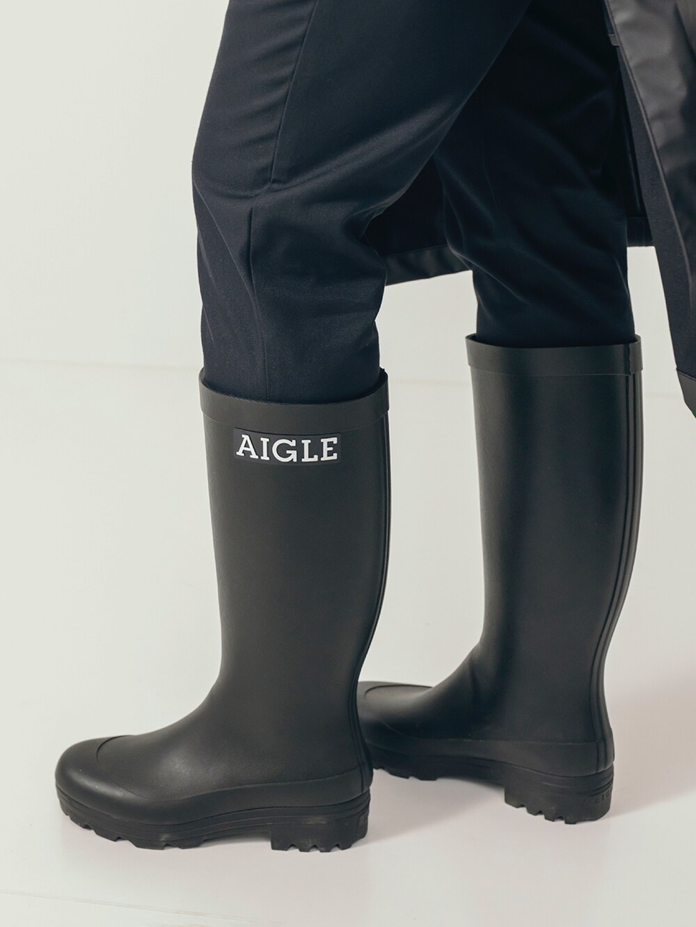 ブラック系のレインシューズ、ブラック系のショルダーバッグ、ブラック系のその他パンツを着用したレディースの冬コーディネートの4枚目の写真