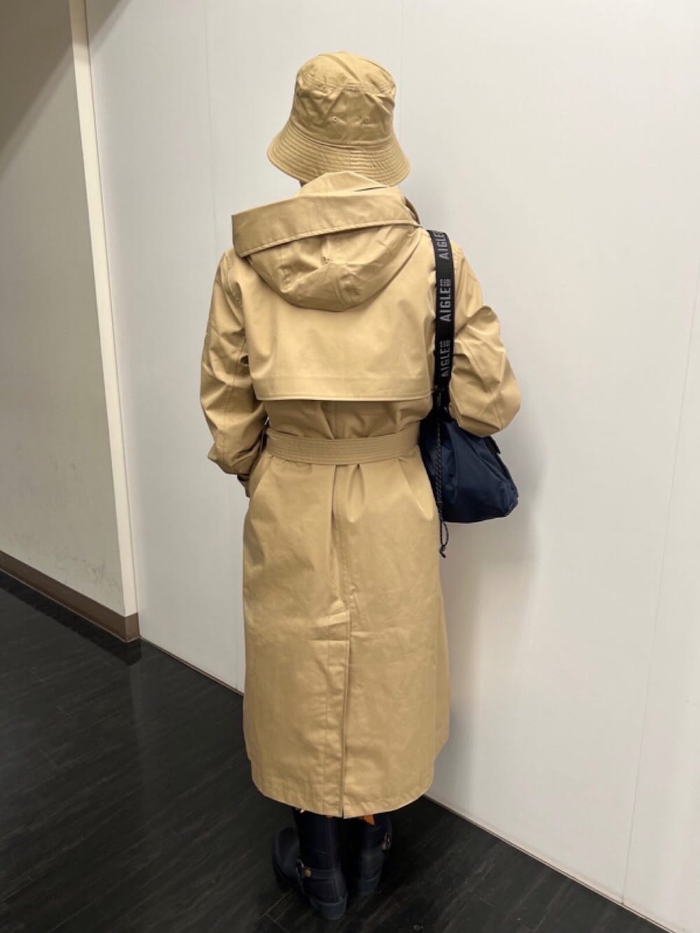 ブルー系のTシャツ/カットソー、ベージュ系のジャケット/アウター、ブルー系のショルダーバッグを着用したレディースの冬コーディネートの3枚目の写真