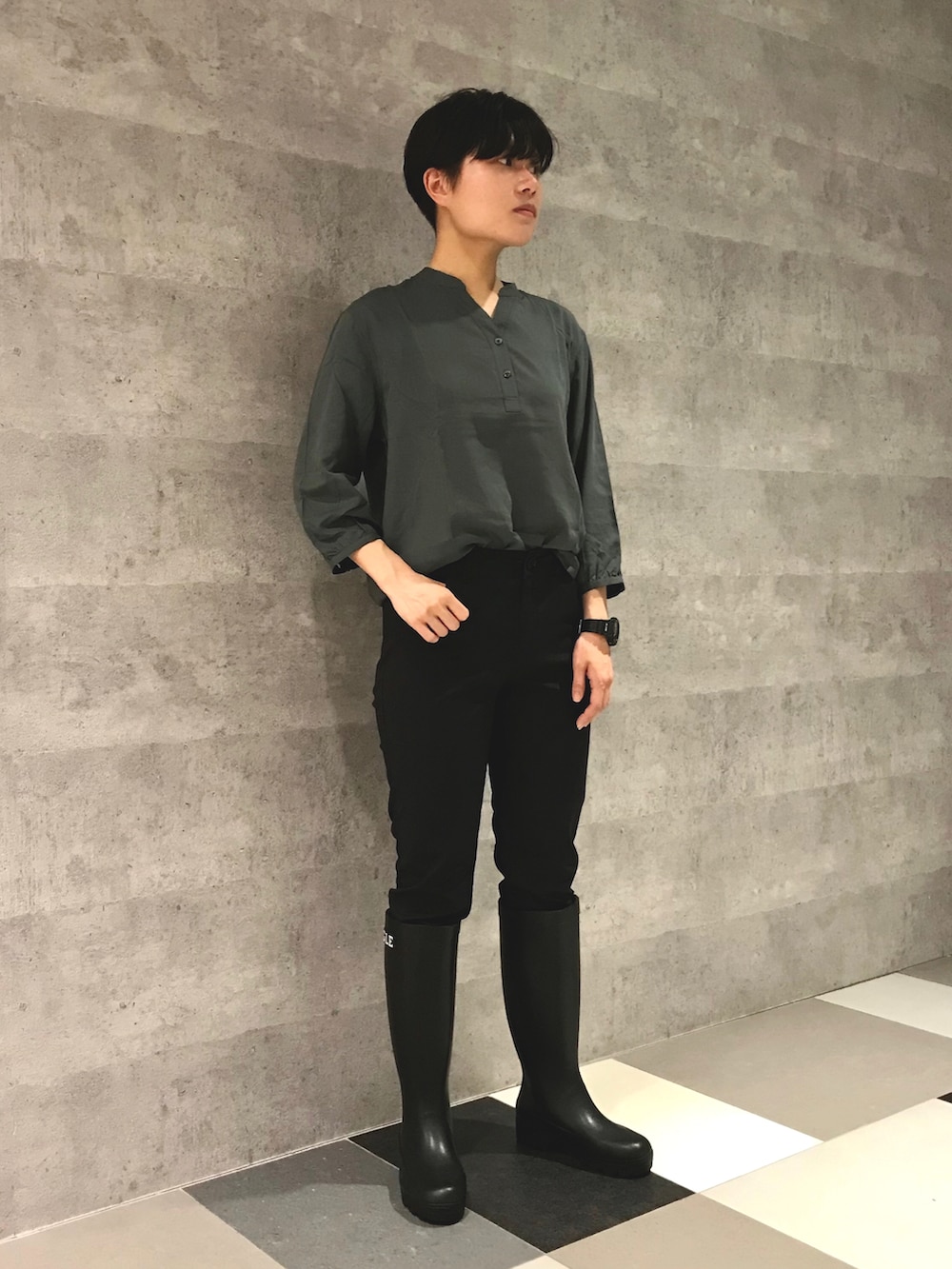 ホワイト系のマウンテンパーカー、グリーン系のバックパック/リュック、ブラック系のブーツを着用したレディースの春コーディネートの2枚目の写真