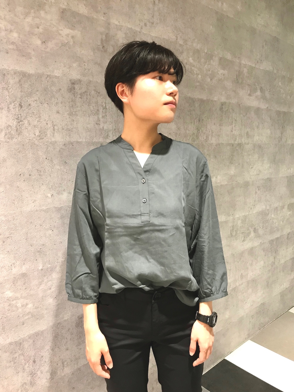 ホワイト系のマウンテンパーカー、グリーン系のバックパック/リュック、ブラック系のブーツを着用したレディースの春コーディネートの4枚目の写真