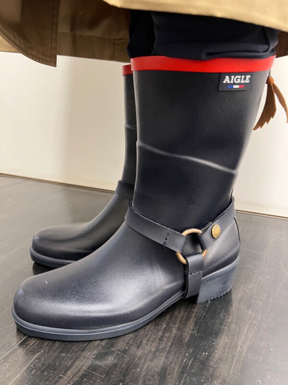 ブルー系のTシャツ/カットソー、ベージュ系のジャケット/アウター、ブルー系のショルダーバッグを着用したレディースの冬コーディネートの5枚目の写真