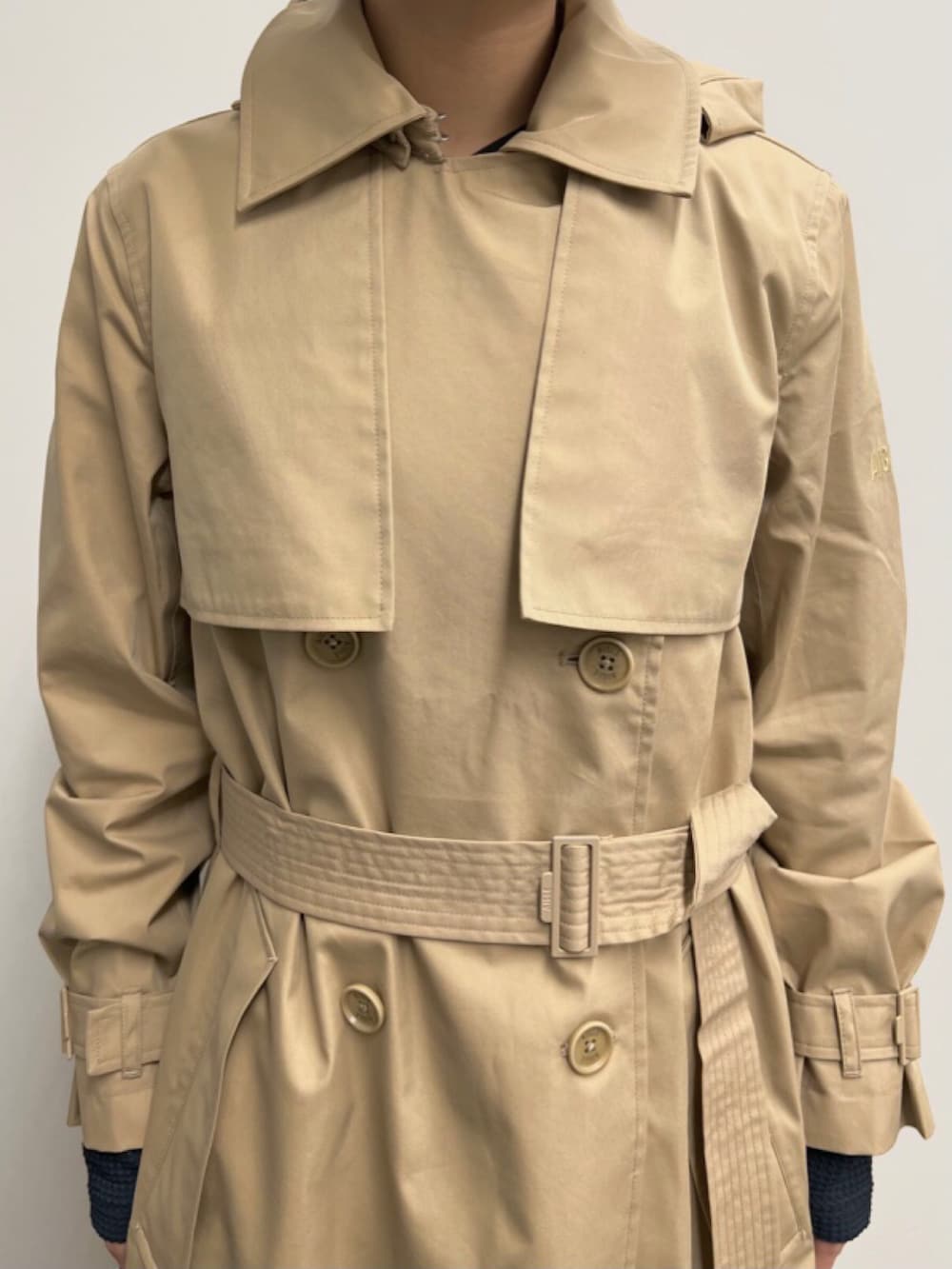 ブルー系のTシャツ/カットソー、ベージュ系のジャケット/アウター、ブルー系のショルダーバッグを着用したレディースの冬コーディネートの4枚目の写真