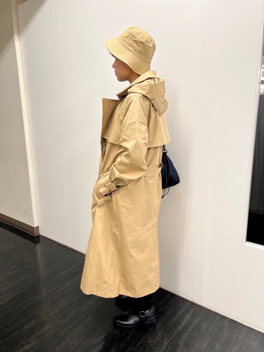 ブルー系のTシャツ/カットソー、ベージュ系のジャケット/アウター、ブルー系のショルダーバッグを着用したレディースの冬コーディネートの2枚目の写真