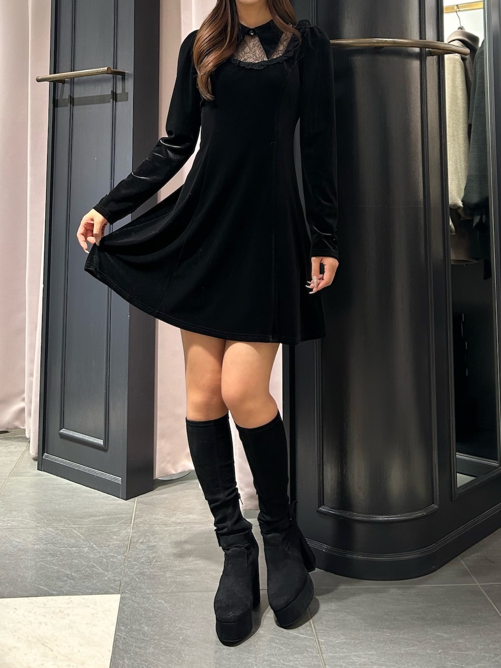 ブラック系のワンピース、ホワイト系のその他アウター、ホワイト系のショルダーバッグを着用したレディースの秋コーディネートの3枚目の写真