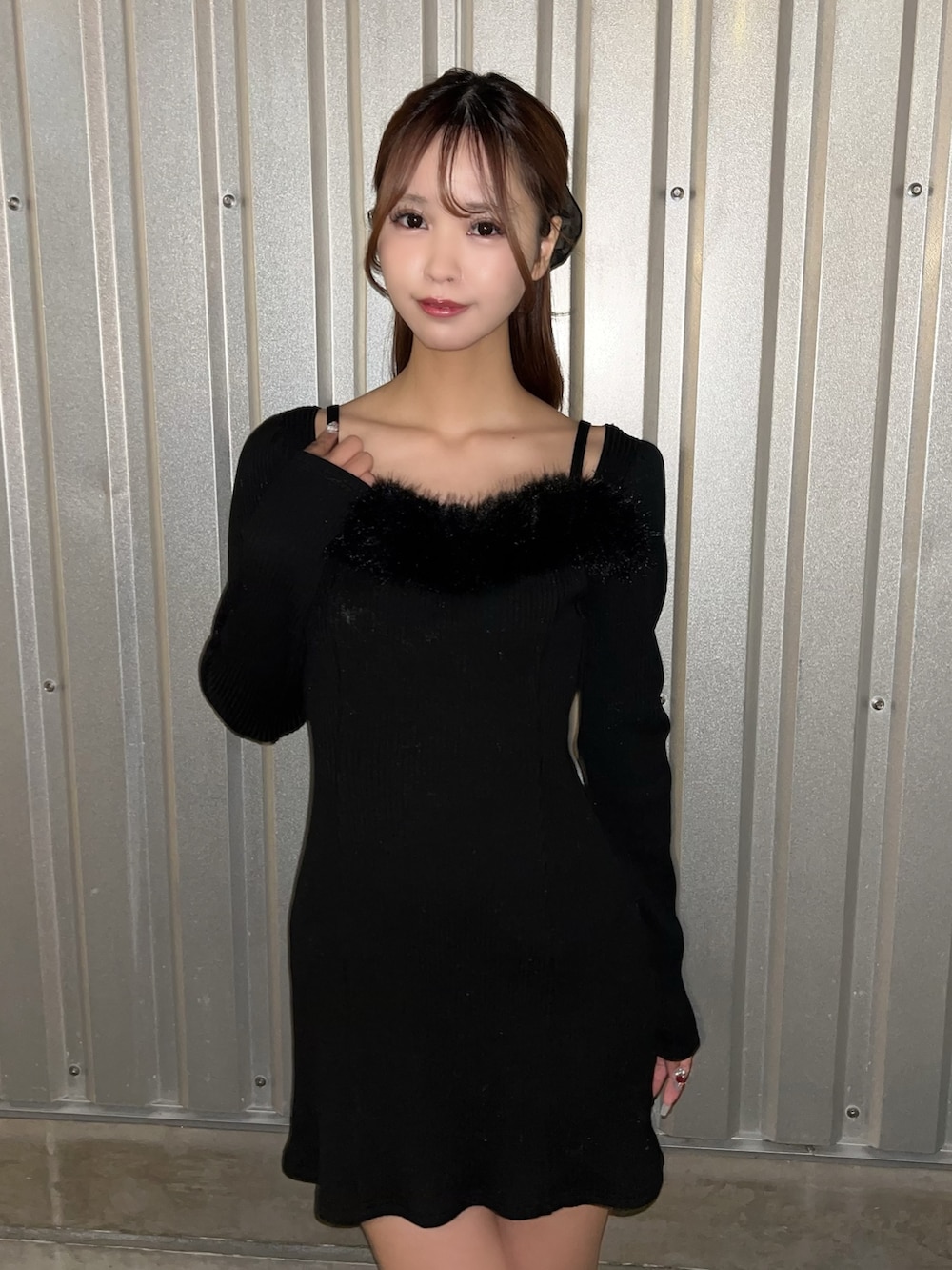 ブラック系のワンピース、ホワイト系のハンドバッグ、ホワイト系のブーツを着用したレディースの冬コーディネートの5枚目の写真