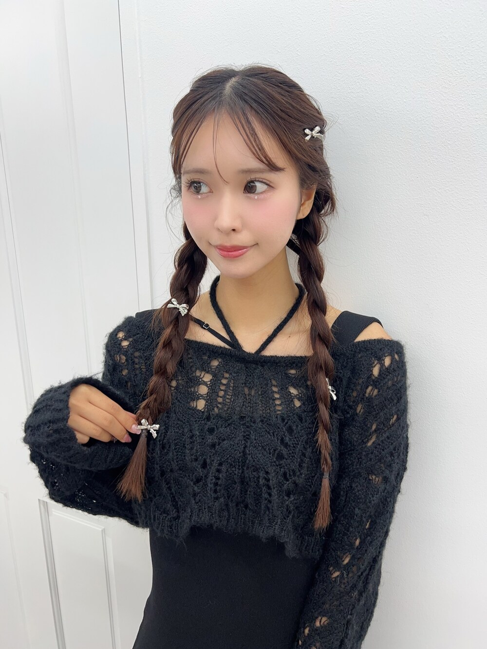 ブラック系のワンピース、ブラック系のパンプスを着用したレディースの秋コーディネートの7枚目の写真