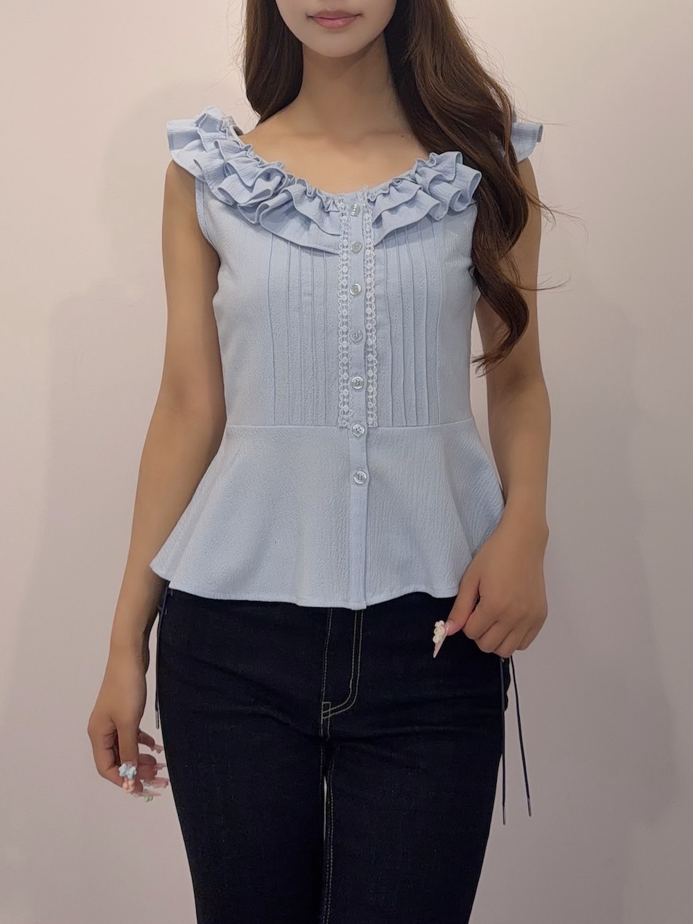 ブルー系のデニムパンツ、ブルー系のシャツ/ブラウス、ブラック系のサンダルを着用したレディースの夏コーディネートの5枚目の写真