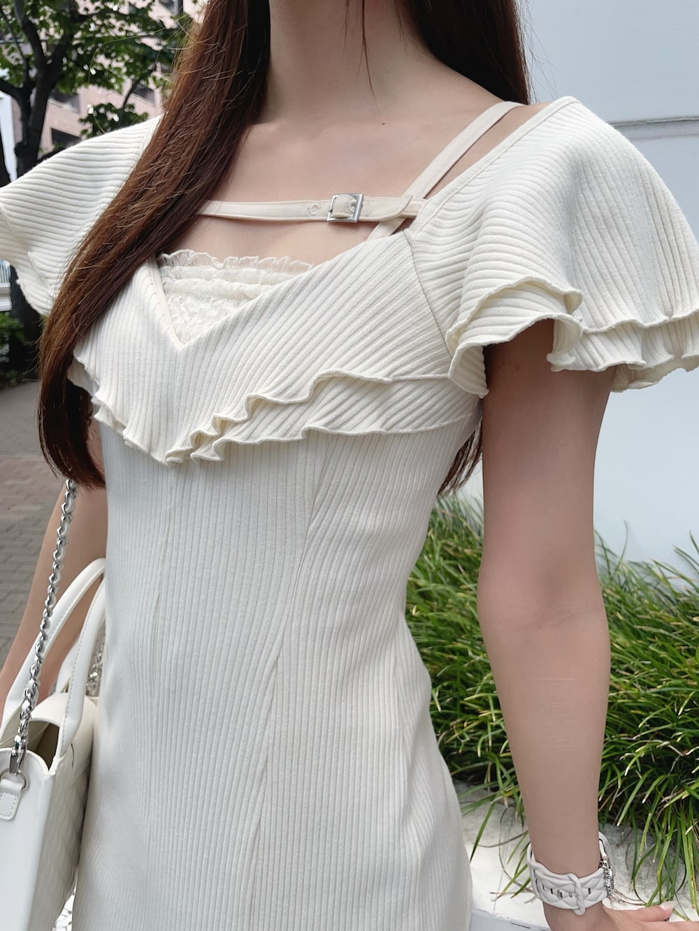 ホワイト系のワンピース、ホワイト系のハンドバッグ、ホワイト系のサンダルを着用したレディースの夏コーディネートの6枚目の写真